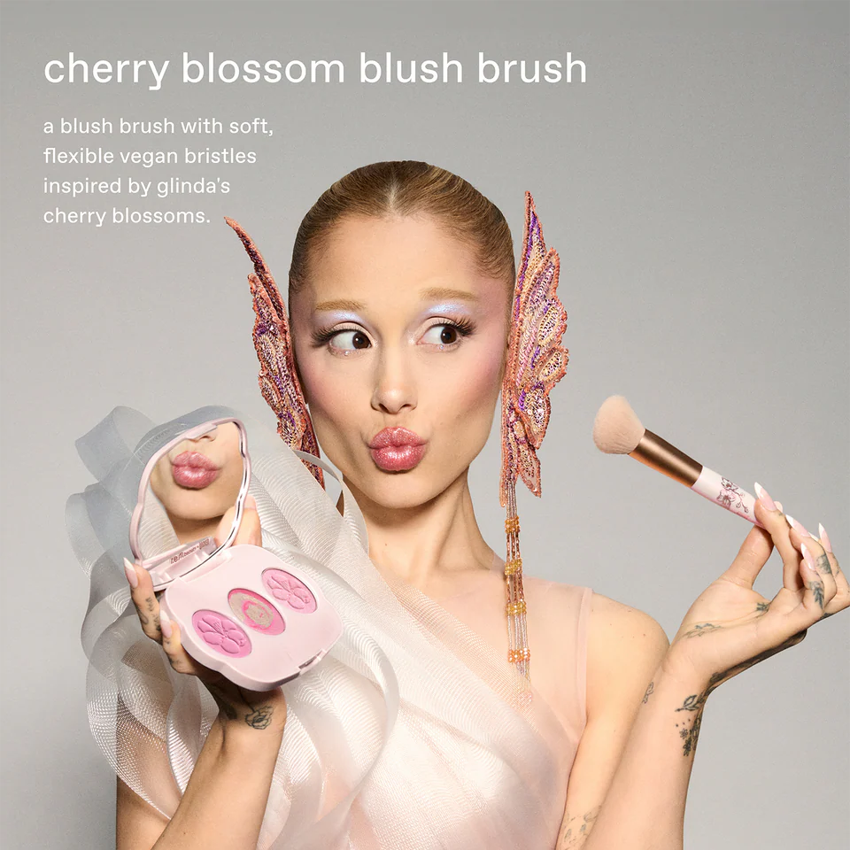 r.e.m. beauty x Wicked: For Good Cherry Blossom Blush Brush | PREVENTA