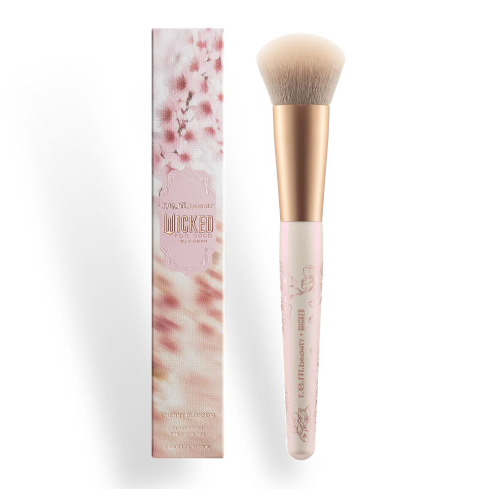 r.e.m. beauty x Wicked: For Good Cherry Blossom Blush Brush | PREVENTA